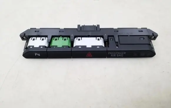 Volkswagen PASSAT B8 Hazard light switch 3G0927132A