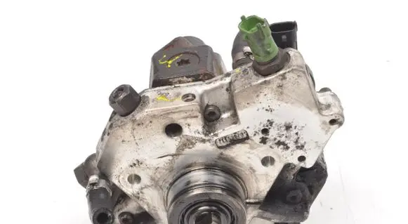 Volvo XC70 Fuel injection high pressure pump 8692521