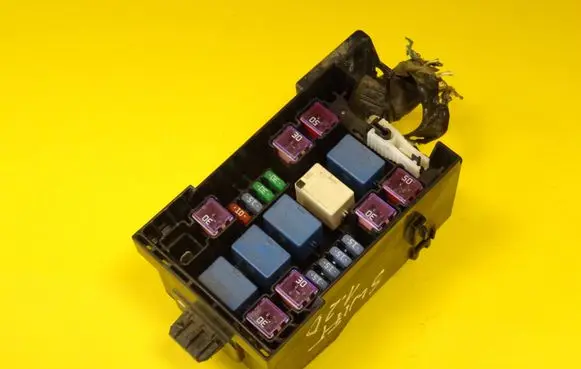 Suzuki Swift I Fuse module