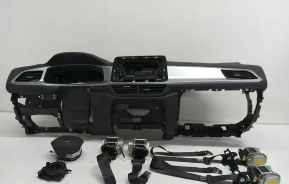 Volkswagen Transporter - Caravelle T1 Radio/GPS head unit trim IC8L37TV