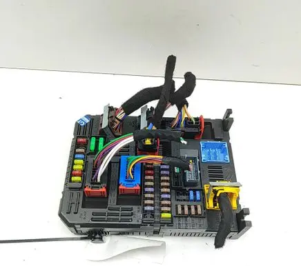 Peugeot 308 Fuse module 9830805680 28625151