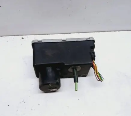 Volkswagen Golf III Central locking vacuum pump 1H0962257