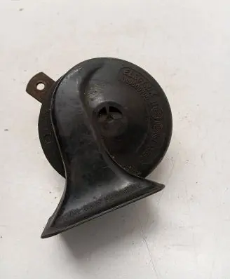Audi A4 S4 B5 8D Horn signal E13000661
