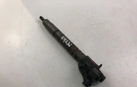 Volvo V70 Fuel injector 31303238