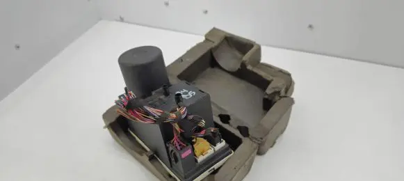 Audi A4 S4 B5 8D Central locking vacuum pump 8L0862257E