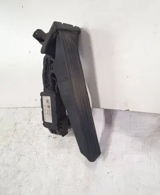 Accelerator throttle pedal