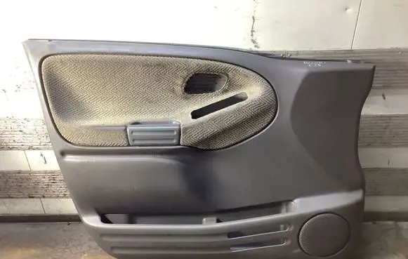 Suzuki Grand Vitara I Front door card panel trim 8372165D
