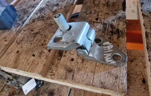 Volkswagen Golf V Front door upper hinge