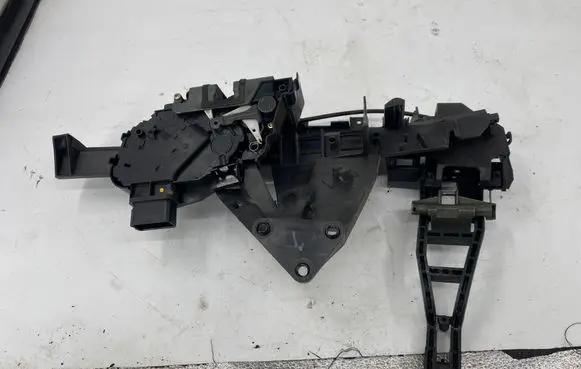 Ford Focus C-MAX Front door lock 240015003