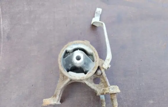 Toyota RAV 4 (XA30) Engine mount bracket 1237128210