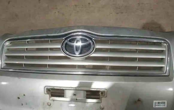 Toyota Avensis T250 Front grill