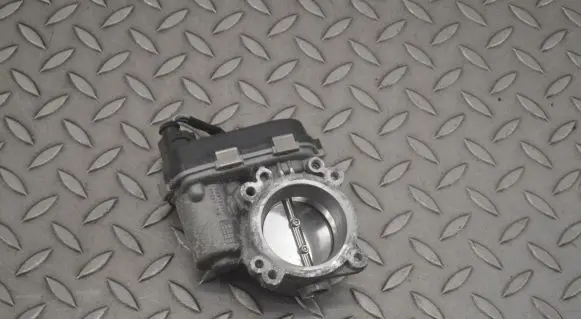 Volkswagen Golf VIII Throttle valve 19520319F 04E133062T