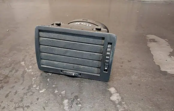 Skoda Octavia Mk1 (1U) Dash center air vent grill 1U1819701