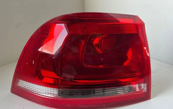 Volkswagen Touareg II Rear/tail lights L90007685 044257