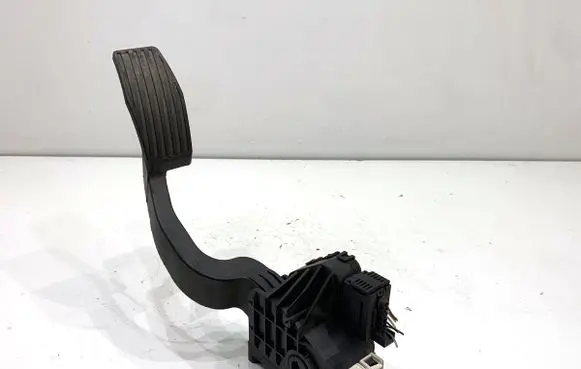 Opel Corsa E Accelerator throttle pedal 13305804