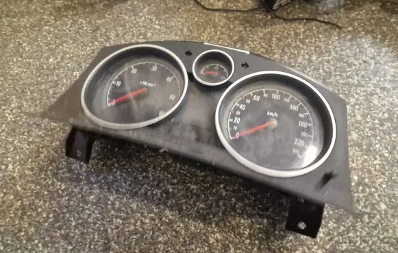 Opel Zafira B Speedometer (instrument cluster) 13225980