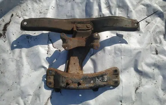 Engine mounting bracket