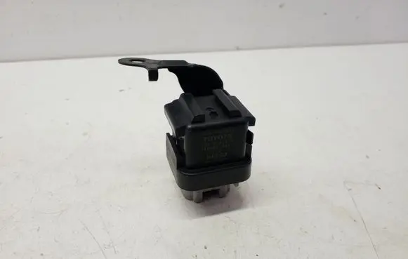 Toyota Avensis T270 Glow plug pre-heat relay 2861067010 1567000671