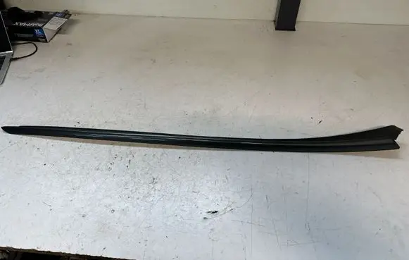 Peugeot 3008 I Windshield trim 9682757880