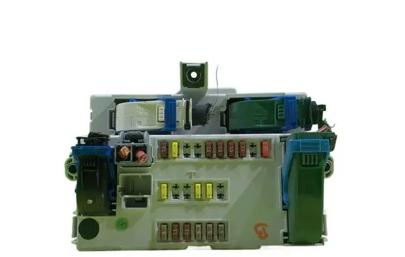 Fiat 500L Fuse box set 51984086 BEZPIECZNIKOW