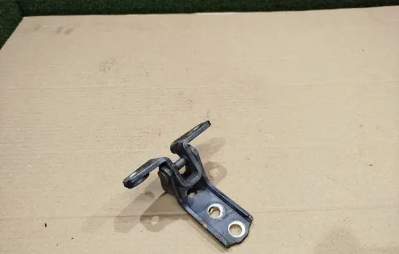 Mitsubishi Pajero Front door lower hinge 