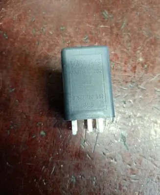Volkswagen Touran I Glow plug pre-heat relay 03G907282 0522120502