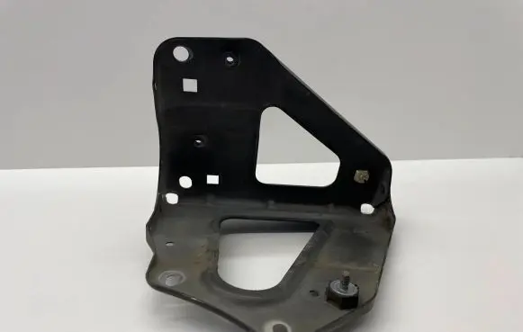 Audi A6 S6 C6 4F Fender mounting bracket 4F0821135B