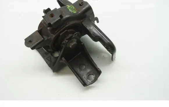 Lexus CT 200H Engine mounting bracket