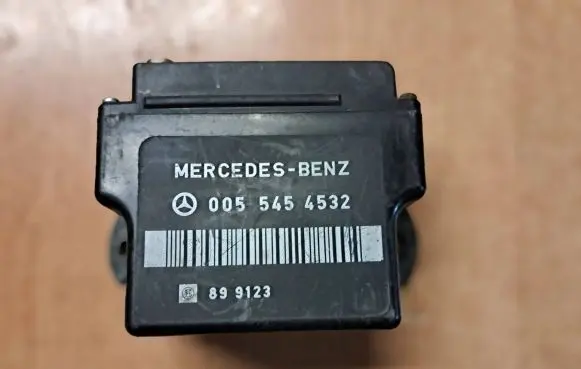 Mercedes-Benz E W124 Glow plug pre-heat relay 0055454532