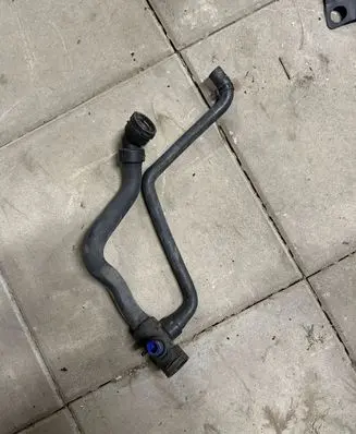 Volkswagen PASSAT B5.5 Engine coolant pipe/hose 4B0121049S