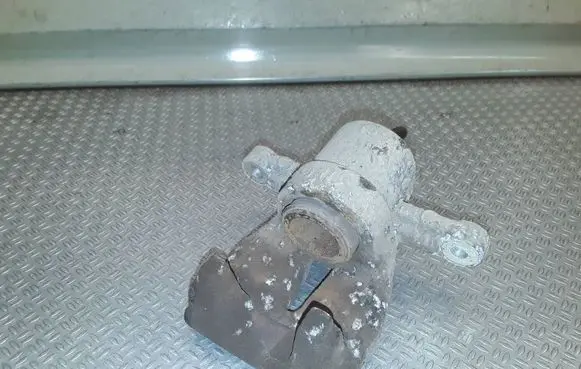 Toyota Corolla Verso AR10 Rear brake caliper 