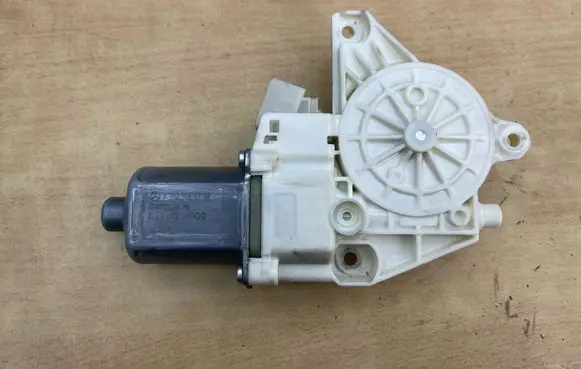 Mercedes-Benz E W212 Front door window regulator motor A2129066702