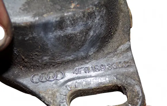 Engine mounting bracket