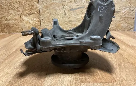 Volkswagen PASSAT B6 Front wheel hub 