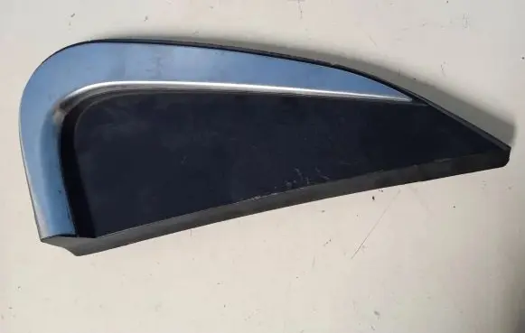 Rear fender molding trim