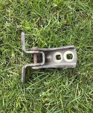 Opel Astra J Front door lower hinge 
