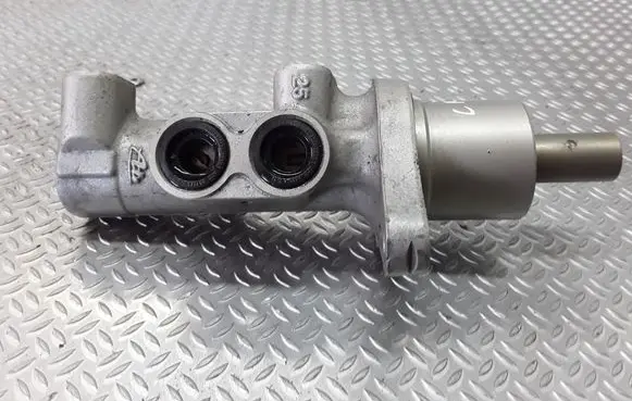 Ford C-MAX I Master brake cylinder
