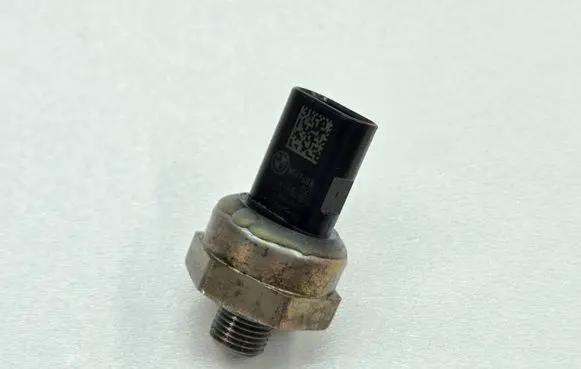 BMW M5 F90 Oil pressure sensor 8647488 12618647488