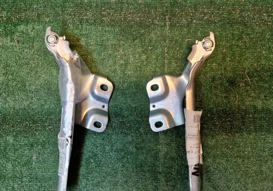 Audi A3 8Y Engine bonnet/hood hinges 8Y0823302