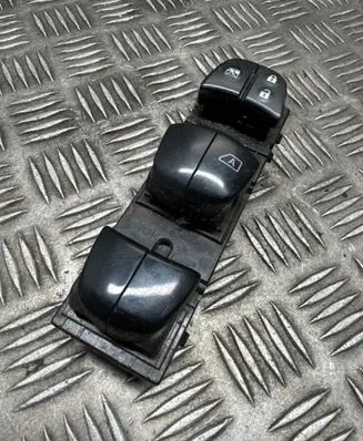 Nissan Qashqai Electric window control switch 