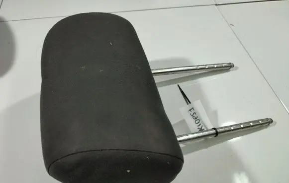 Volkswagen Polo Front seat headrest 