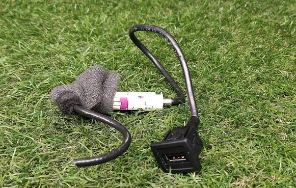 Mercedes-Benz E W212 AUX in-socket connector A1728200515