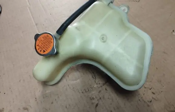 Peugeot 4007 Coolant expansion tank/reservoir
