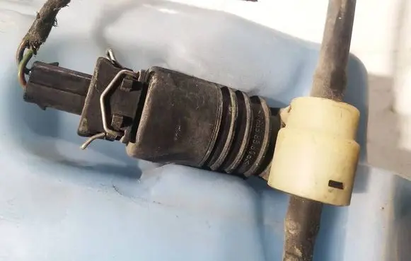 Volkswagen Golf III Windscreen/windshield washer pump