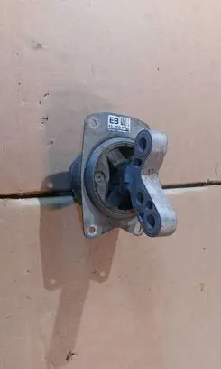 Opel Insignia A Engine mount bracket 13322171
