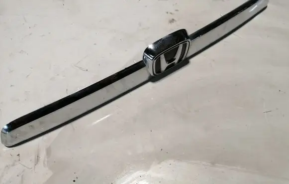 Trunk door license plate light bar