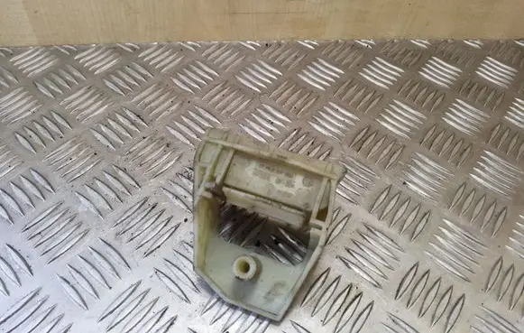 BMW 5 E39 Radiator mount bracket 17112247895