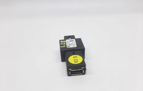 Volkswagen Tiguan USB socket connector 5U0035726