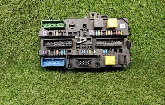 Opel Zafira B Power management control unit 13220832 13220832HU