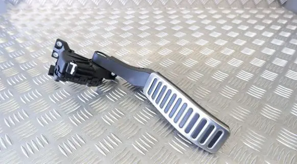 Volkswagen Touareg II Accelerator throttle pedal 7L0723507E